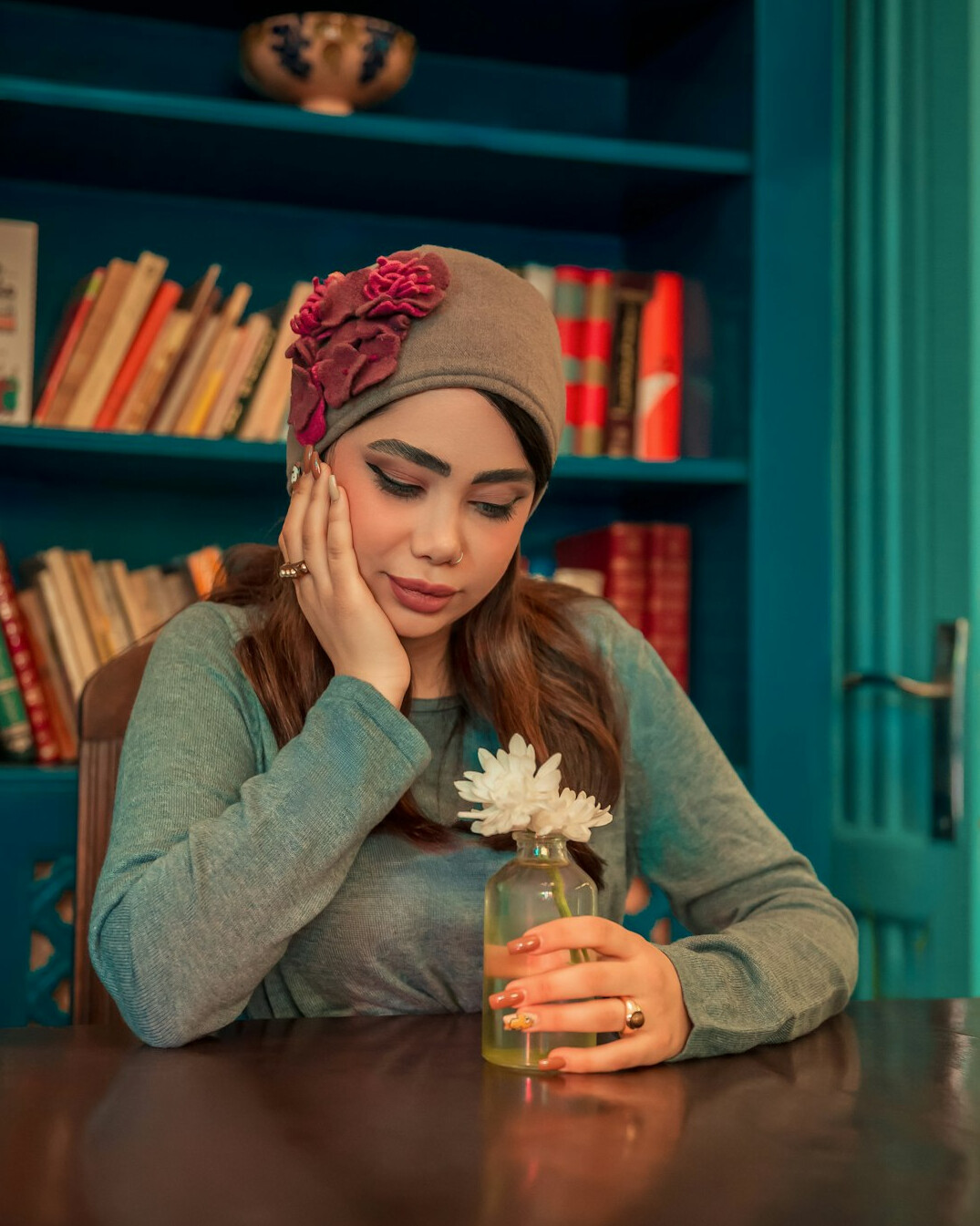 Turkish woman in her 30s, clinical psychologist